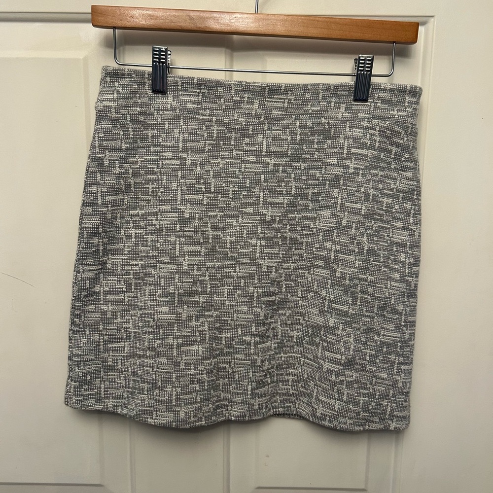 NWT Topshop grey/white miniskirt size 4. Retail 45. Cotton/polyester/viscose.